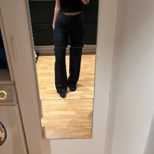 Kostymbyxor  - Säljer dessa superfina marinblå  raka kostymbyxor från stradivarius med ränder/sträck. Storlek 36. Skicka för fler bilder 💓