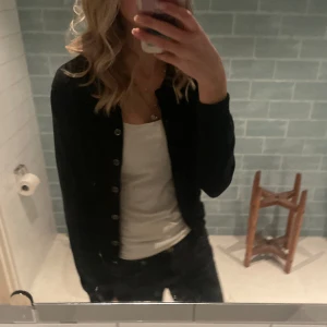 Svart kofta  - Säljer denna fina kofta från Kappahl i strl xs. Har endast används ett fåtal gånger💕