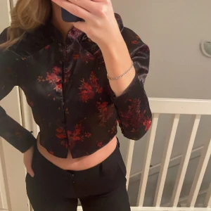 Blus - En as snygg blus ! Säljer pga att jag inte använder den längre ! 💗💗 (köparen står för frakt)