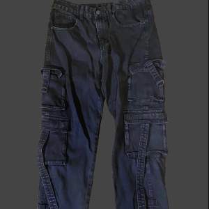 svarta emo opium cargo jeans med lemmar och fickor dom är crazy men för emo för mig fr loose fit (blir typ baggy om du har skönt häng)  pris kan bli diskuterat bah skicka dm ez