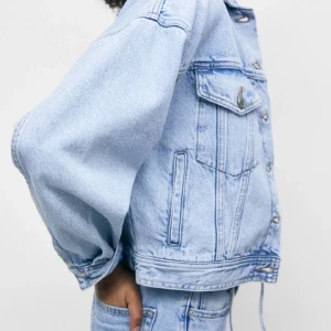 Jeans jacka - Hej! Jag säljer min populära helt oanvända jeans jacka i storlek s. Den är helt nyskick och aldrig använd, säljer den för ett sååå bra pris. (Pris kan diskuteras)