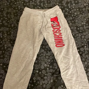 Moschino byxor - Byxorna är i bra skick. storlek S. Byxorna är äkta! Skriv vid funderingar