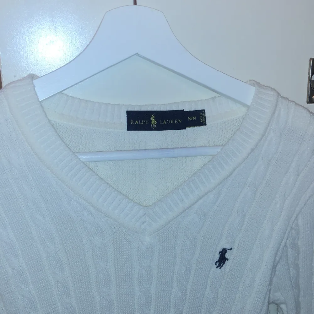 Jätte fin stickad Ralph Lauren tröja i vit. säljer för 300-400kr TRYCK GÄRNA PÅ KÖP NU Mycket bra skick💞M med passa jätte bra i Xs och S. Tröjor & Koftor.
