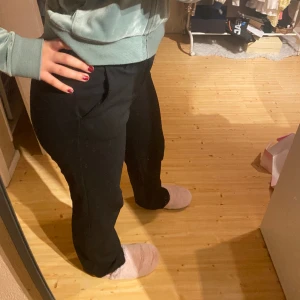 Kostymbyxor  - Hej!🫶🏼Säljer mina kostymbyxor i storlek 38. De kommer inte till användning därav säljer jag dem🤍. De är använda fåtal gånger utan spår av användning. Skicka 9/10🥰