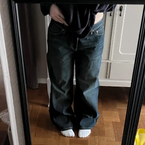 Ample Low Loose Jeans - Nu säljer jag mina fina Ample Low jeans från Weekday, sparsamt använda🙏🏼 W32 L32, för långa på mig som är 169 cm:) Färgmodellen heter ”swamp blue”🙏🏼 Dom är köpta för 590 kr