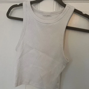 Tank top - Vit cropped tanktop från H&M💗 Använd ett fåtal gånger men är i mycket gott skick!