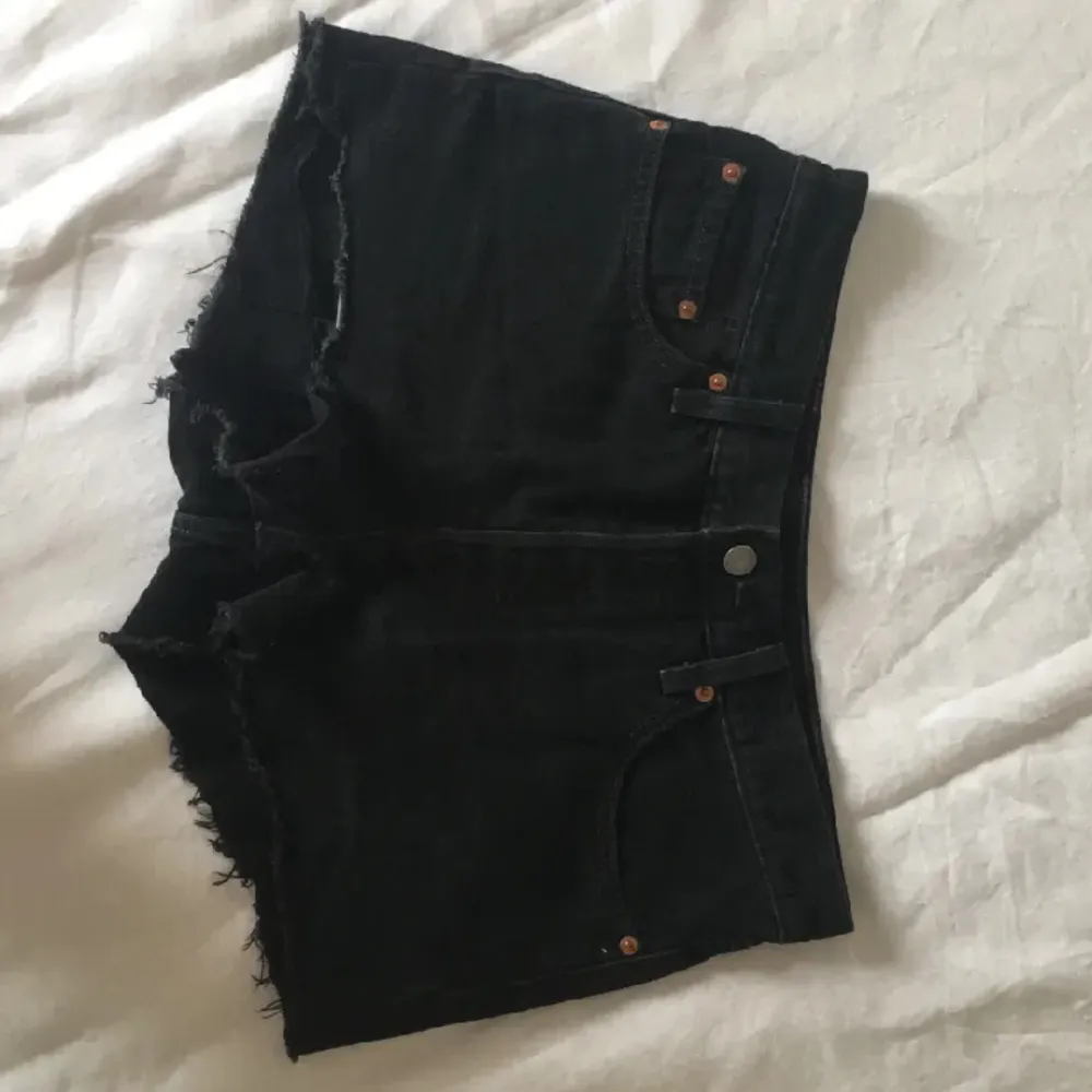 Säljer dessa jeansshorts från Levis då de inte passar. W27 501:or. Använda 2 gånger.. Shorts.