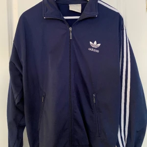 Oversize marinblå adidas tracksuit - Oversize marinblå adidas tracksuit i storlek S! 💙