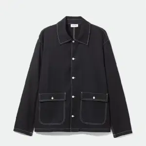 Säljer min knappt använda overshirt från weekday i storlek L