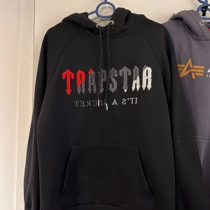 Trapstar hoodie - I ny skick Bodde på hotell i london och beställde den från trapstar.  Storlek small men passar både M och S. Fråger om pris eller annat diskuteras i dm.