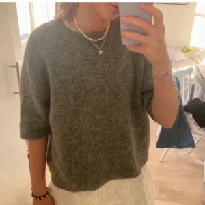 Stickad tshirt - Superfin, den är dock i VIT men första bilden visar passformen