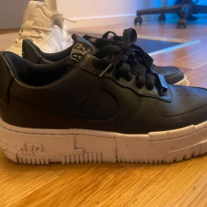 Nike air Force  - Använda det syns lite på framsidan utav ena skon men dom är i fint skick. Även lite smutsiga på sulan men det går lätt bort med en trasa. Dom är normalstora i storleken