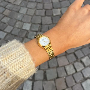 Guld klocka  - En guld klocka från ur o pen! Köpte en ny för ja hade tappat bort min men hittade den så den är använd 1 gång 🥰 super fin, vatten tät, tappar ej färg eller färgar av sig 