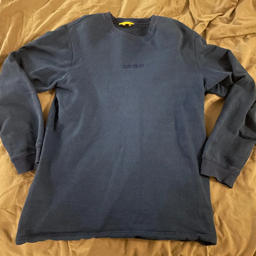 Säljer denna blå/gönrandiga Rotation sweater då den inte längre kommer till använding :) . Tröjor & Koftor.