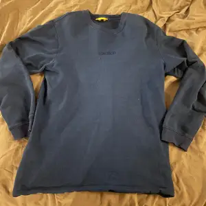 Säljer denna blå/gönrandiga Rotation sweater då den inte längre kommer till använding :) 