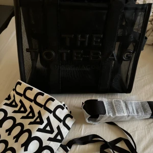 Marc Jacobs medium tote mesh - Storlek medium. Inköpt i juni. Oanvänd, axelrem o dustbag ingår. Inköpt på zoovillage i juni 2023. Kan användas handväska eller/och axelremsväska