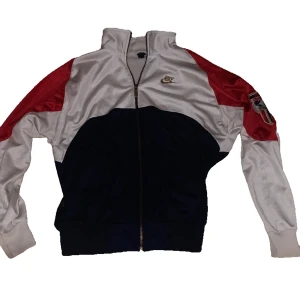 Vintage Nike zip up - Säljer denna Nike vintage zip up. Den är i mycket bra skick för dens ålder och finns inga hål eller liknande vad jag vet om. Dragkedjan är lite trög men går att dra upp helt. Pris kan diskuteras vid en snabb affär. 💯💯