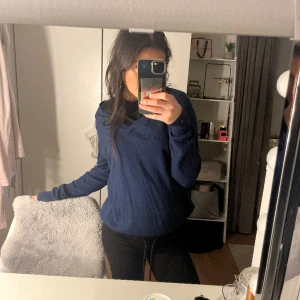 Stickad tröja - Marinblå tunnstickad tröja från märket Stockholm LM i storlek M🤍 (frakten stämmer ej) 