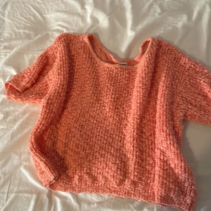 Persiko topp - Säljer denna fina stickad topp då jag inte använder den, storlek L men passar mig som är xs-S men då lite oversized, säljer för 120kr + frakt ( pris kan diskuteras)