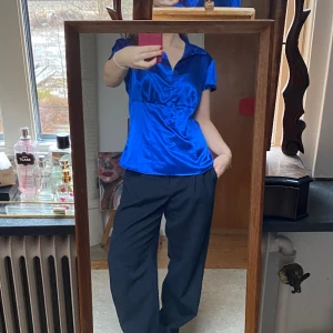 Blå topp ifrån gammal hm - Fin satin topp ifrån gammla hm, storlek 42 men passar mig som vanligtvis har 38 perfekt