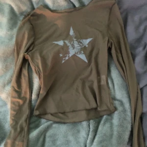 Stjärn tröja - Fint skick aldrig andvänd.  20kr vid snabb affär annars 25