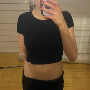 Ribbad tröja - Basic svart ribbad tröja från h&m. Strl L men passar öven mindre❤️