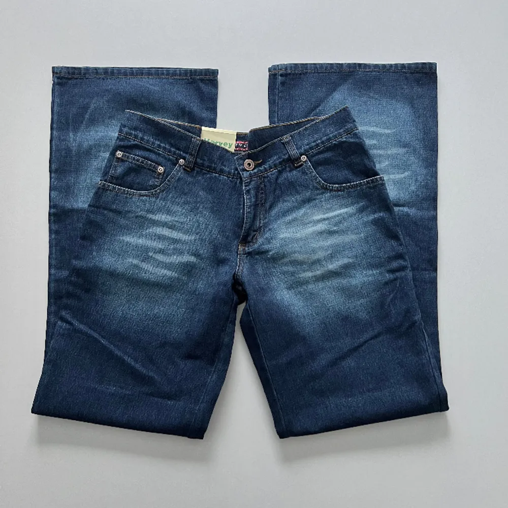 Vintage deadstock lågmidjade bootcut jeans från Harvey, helt oanvända med lappar kvar. Säljer då dom inte passar i midjan. Midjemått: 76 cm. Innerbenslängd: 80 cm. Jag är 176 cm. Jeanstyget är glittrigt 💓. Jeans & Byxor.