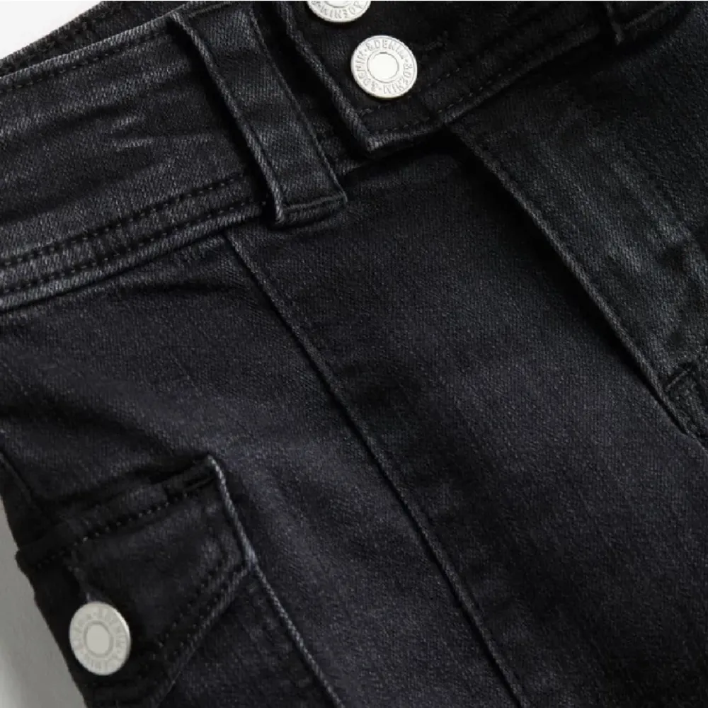 Super snygga trendiga slutsålda jeans ifrån hm!💓 köpta för 279 och dem är i storlek 158! Kmr inte till användning och endast använda 1 gång💓💓 tar swish och skriv vid intresse!💓. Jeans & Byxor.
