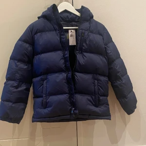 Ralph lauren jacka - Tjena! Säljer en sprilans ny Ralph lauren jacka, testat en gång. Pris kan diskuteras vid snabb affär.