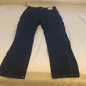 Dessa jeans är helt oanvända med straight fit.  Färgen är mörkblå med gul stitching 