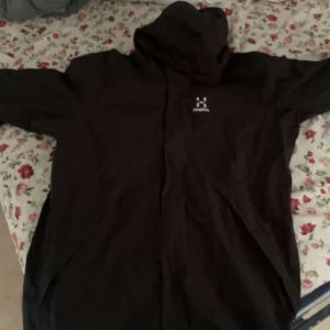 Haglöfs jacka - Haglöfs jacka i storlek m Använd cirka 3 gånger I nyakick