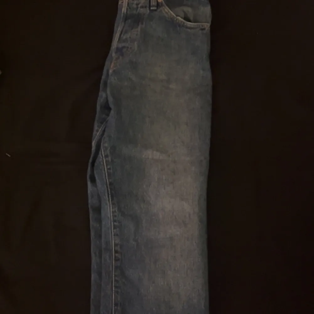 Säljer mina helt oanvända Jack and Jones jeans då dom är lite för stora för mig i benen, priset är ej helt hugget i sten! (Nypris 749). Jeans & Byxor.