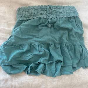 Säljer min turkosa kjol från pullanbear som är köpt i Italien. Använd men väl omhändertagen. Kontakta mig vid frågor och kolla gärna mina andra annonser💋