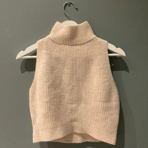 Stickat linne  - Supersött stickat linne med liten krage, i nyskick!