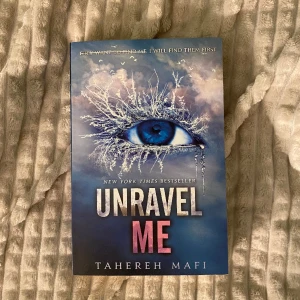 Unravel me av Tahereh Mafi - Unravel me av Tahereh Mafi, oläst och i mycket bra skick för att ha legat så länge i hyllan. Säljer även resten av böckerna i serien!