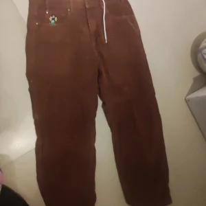 Butter baggy cordory byxor - Säljer mina bruna butter cordory byxor använda har ett litet hål vid bakfickan och ihopsydd på andra bakfickan fler bilder kom privat