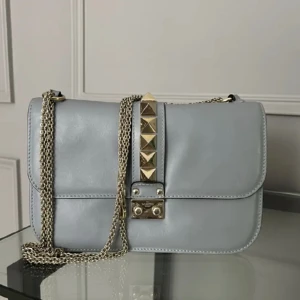 Valentino glam lock - Säljer min superfina valentino glam lock väska då jag köpt en annan väska! Bra skick. Så snygg och trendig. Kan gå ner i pris vid snabb affär❤️