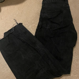 Svarta jeans - Mycker bra skick, inga defekter. Säljer pga inte använder längre