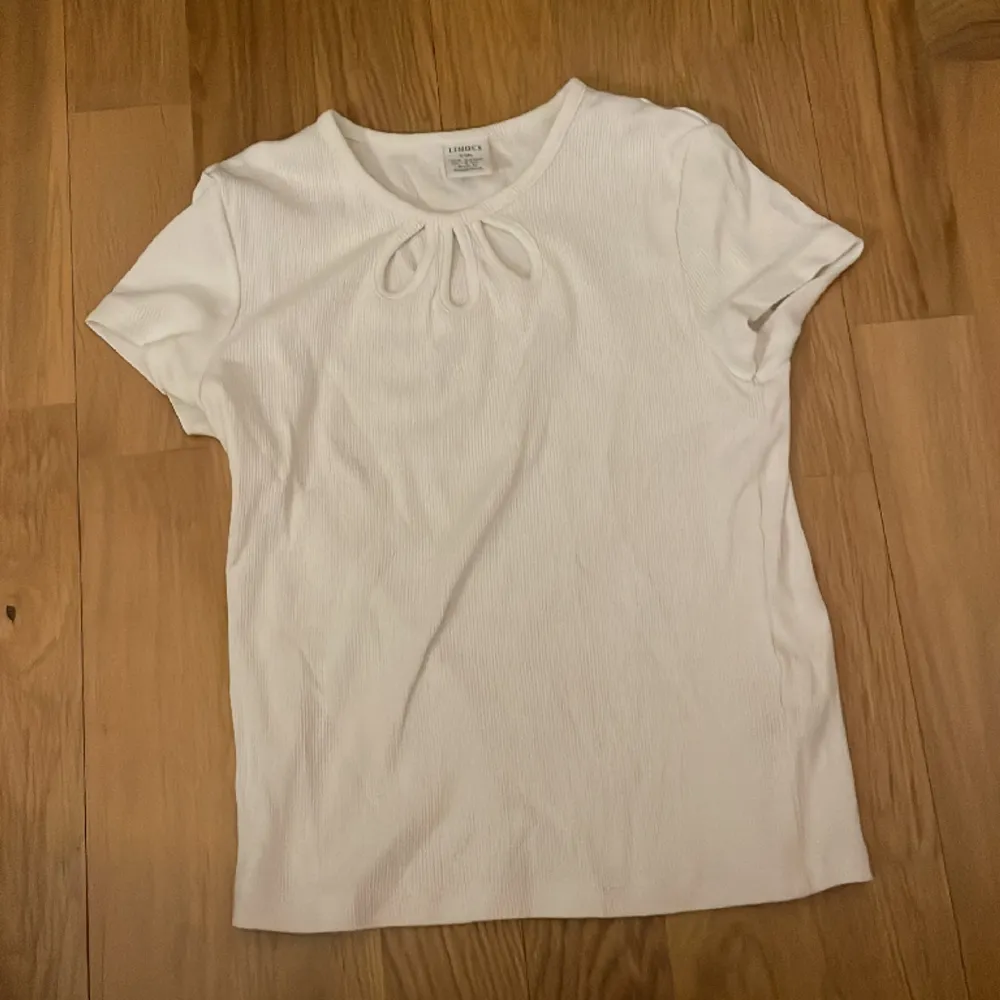 Säljer en vit topp från Lindex, som har används flera gånger men det finns inga tecken på slitage. . T-shirts.