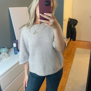 tröja &other stories - beige stickad t shirt från &other stories ❤️