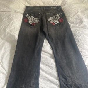 G unit baggy jeans - Org pris e 1700, säljer för 850. Inte min stil längre Taggen säger 32 men är 34 i verklig storlek