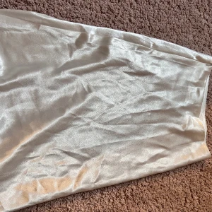 Skitsnygg vit kjol - Silkesvit kjol som är perfekt till vår o sommar. Passar till inprincip allting.  Säljs för den är för liten