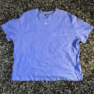 Blå nike t-shirt - Säljer min blå Niketshirt då den ej används. Aldeig använd därför nyskick.