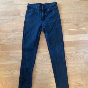 Washed black Oki Slim high waist jeans från Monki i storlek 28.  I storlek 28 är innerbenslängden 77 cm.