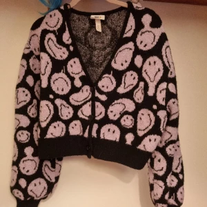 Smily kofta  - Jättemysig och skön kofta katt finns I hemmet men rollar av innan jag skickar. Väldigt over size S jag som är L-Xl kan ha den.