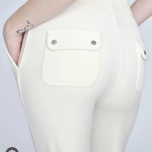 Juicy couture  - Säljer nu mina vita juicy couture i xxs. Köpta på miinto⭐️ Jättebra skick utom att när jag fick hem byxorna så var den ena silvriga ”knappen” på snöret borta, men inget jag stört mig på (sista bild)😋 Pris går att diskutera 