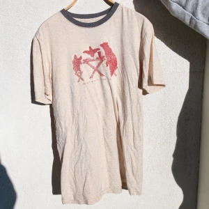 Prana T-shirt - Texten: "bring the farm to the table". Fint skick. Storlek M. Prana är ett stort märke inom bland annat klättring.