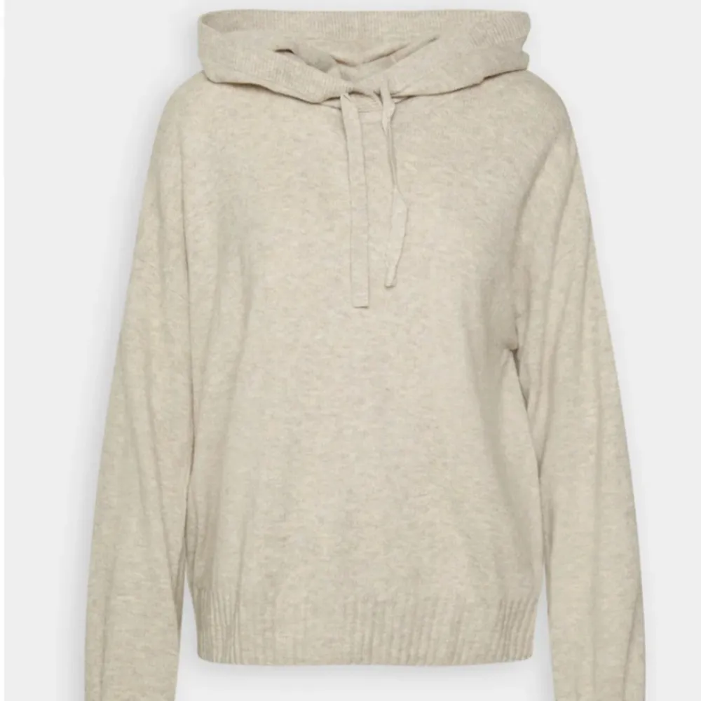 Säljer en beige stickad hoodie från GAP, köpt på Zalando. Den är väl använd men har inga defekter❤️Den är slutsåld men köpt för 529 kr. Kontakta för egna bilder, frågor eller prisförslag🩷🩷. Stickat.