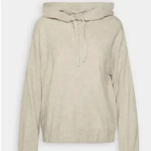 Säljer en beige stickad hoodie från GAP, köpt på Zalando. Den är väl använd men har inga defekter❤️Den är slutsåld men köpt för 529 kr. Kontakta för egna bilder, frågor eller prisförslag🩷🩷