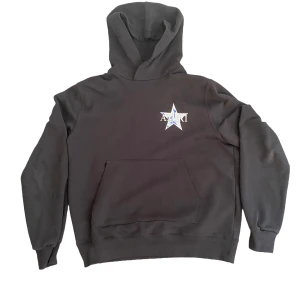 Amiri hoodie - CONDITION: 9.5/10. Storlek L men sitter bra på en XL också. Mycket gott skick utan några defekter.                                                                      🔥Kolla min profil för mer feta kläder🔥